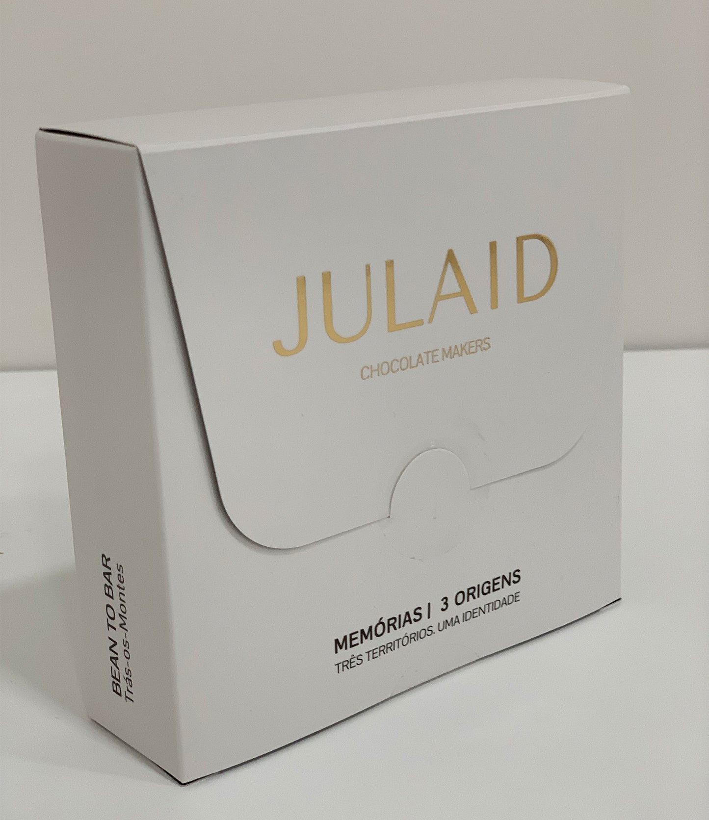 Gift box with 3 chocolates